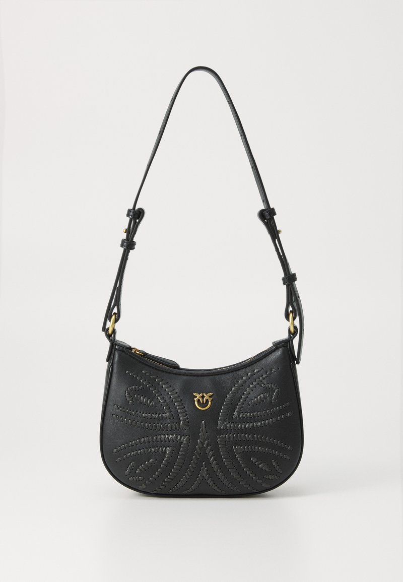 Borsa a tracolla nera in pelle con una forma curva, caratterizzata da intricate cuciture e un logo in tono oro, sospesa da una sottile tracolla.
