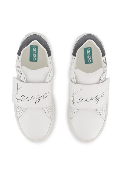 Baskets blanches avec une sangle velcro portant "Kenzo" en détails perforés, accents gris, cuir lisse et forme arrondie.