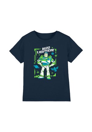 Marineblaues T-Shirt mit einer Grafik von Buzz Lightyear im Raumanzug, umgeben von Planeten und Sternen, Text „Buzz Lightyear“ darüber.