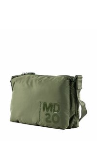 Sac pochette vert olive en nylon matelassé avec une fermeture éclair, une sangle ajustable et un logo embossé "MD 20" sur le devant.