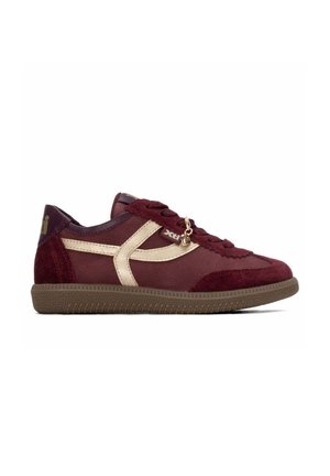 Zapatilla de ante y cuero burdeos con franja lateral beige, suela de goma marrón y cordones burdeos con pequeño adorno metálico.