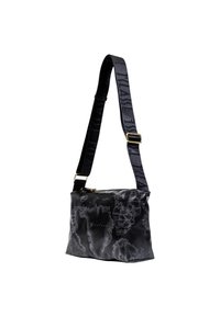 Borsa nera con finitura lucida, caratterizzata da un design della mappa del mondo in grigio. Include una tracolla spessa e regolabile e dettagli in hardware dorato.
