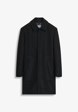 Cappotto di lana nera con colletto alto, tasche frontali e forma rettangolare. Presenta linee pulite e una finitura texturizzata.