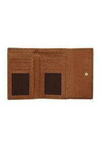 Braunes Lederportemonnaie geöffnet, zeigt mehrere Kartenfächer, zwei transparente Ausweisfenster und einen mit Druckknopf verschließbaren Abschnitt auf der rechten Seite.