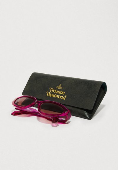 Óculos de sol cor-de-rosa com lentes escuras e uma armação estilosa, acompanhados por uma bolsa de pele preta com letras douradas "Vivienne Westwood".