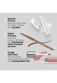 Fasi per la cura delle labbra e il trucco con il balsamo labbra Kiko Milano, matita labbra marrone e rossetto liquido opaco rosa con campioni dei prodotti su sfondo grigio.