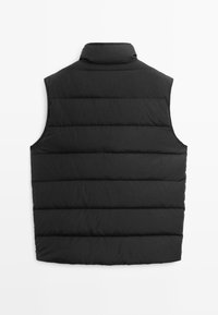 Gilet imbottito nero senza maniche con colletto alto. Presenta un motivo a trapunte con segmenti orizzontali. Texture liscia, adatta per essere indossata a strati.