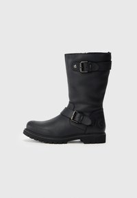 Bota de couro preta até o meio da panturrilha, com duas tiras de fivela metálica ajustáveis e sola robusta, apresentada sobre um fundo branco liso.