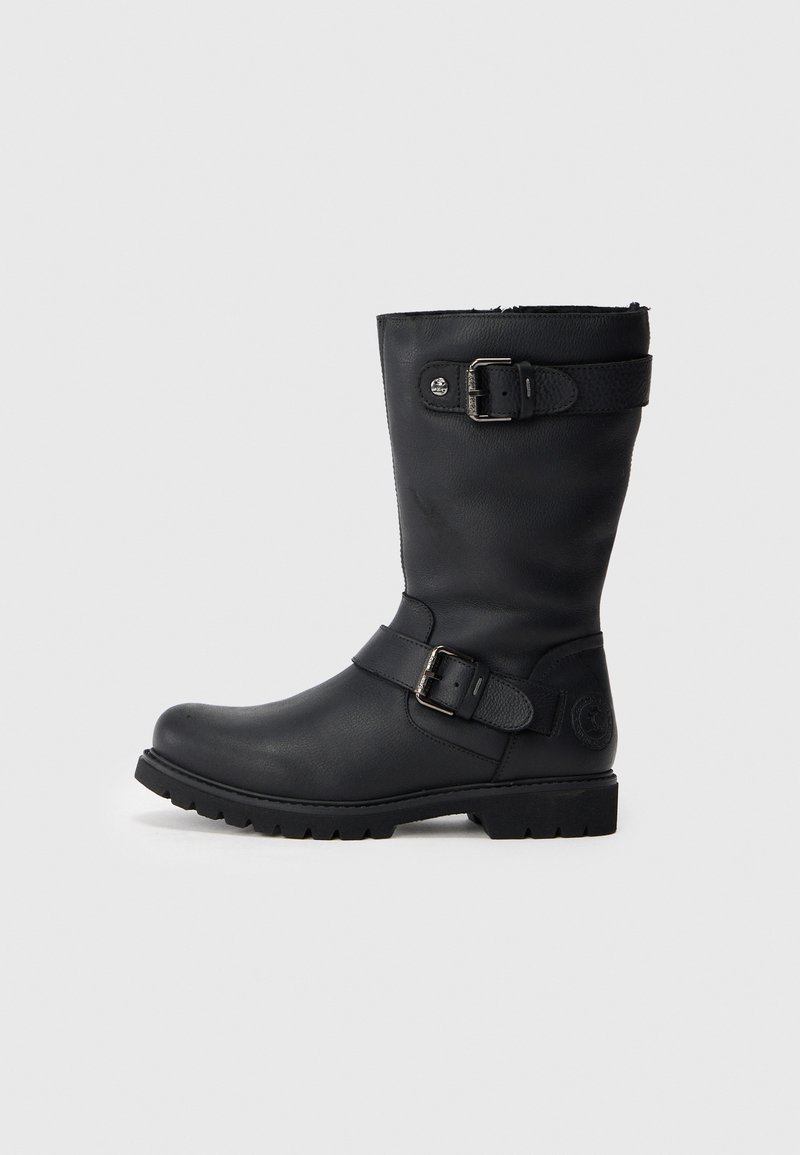 Bota de couro preta até o meio da panturrilha, com duas tiras de fivela metálica ajustáveis e sola robusta, apresentada sobre um fundo branco liso.