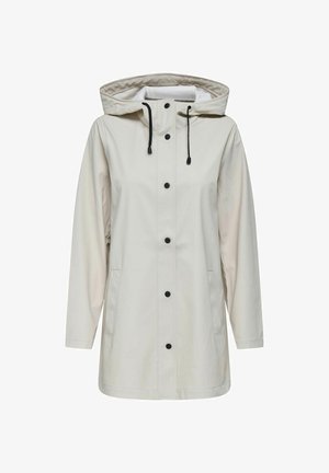 Impermeabile beige chiaro con cappuccio, caratterizzato da bottoni a pressione neri, due tasche laterali e una texture di tessuto liscia e impermeabile.