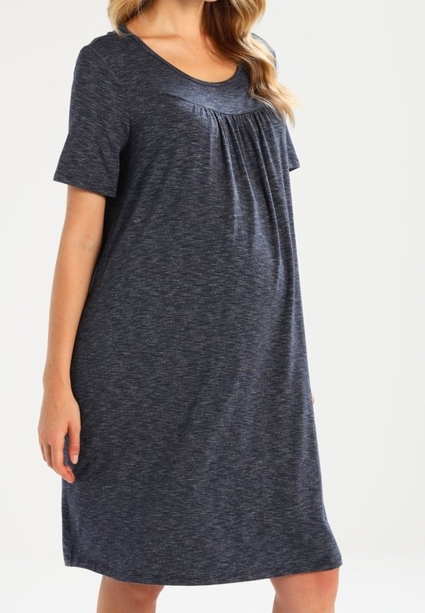 Femme portant une robe de maternité gris foncé à manches courtes, longueur genoux, avec un détail froncé sous l'encolure.