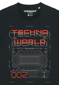 Zwarte katoenen T-shirt met een grafisch ontwerp van "TECHNO WORLD" in vet rood, grijze rasterlijnen en "002" in grote rode letters.
