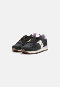 Svarte semskede og nylon sneakers med lilla detaljer, hvitt logo, snøring og brun gummisåle. Lett og teksturert.
