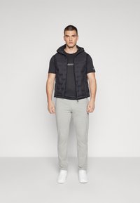 Champion TECH CREWNECK TRAIN LARGE LOGO - Tričko s potlačou - black