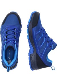 Blå sportskor med övre del av mesh, texturerade syntetiska detaljer och en vadderad sula med ett framträdande mönster.