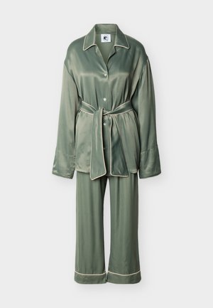Ensemble de pyjama en satin vert comprenant un haut à manches longues avec boutons, une ceinture assortie et un pantalon large avec des finitions en passepoil blanc.