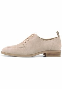 Béžová semišová šněrovací bota s kulatou špičkou, prošitými detaily a nízkým dřevěným podpatkem. Hladká textura a minimalistický design.