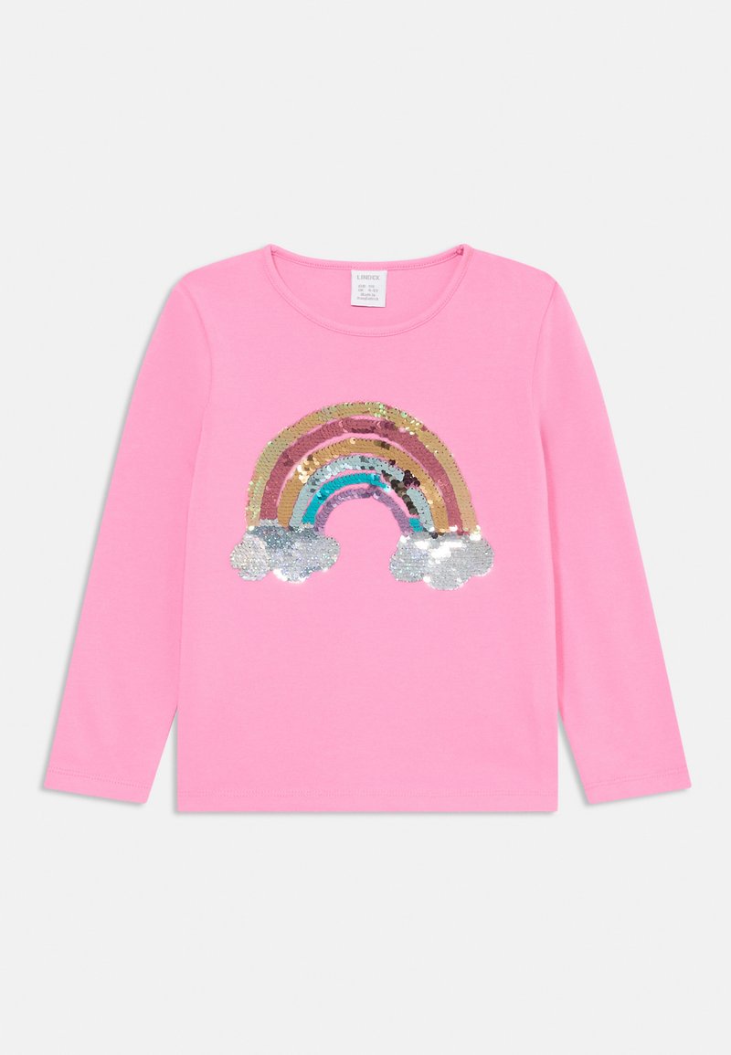 T-shirt a maniche lunghe rosa con un design arcobaleno realizzato in paillettes e accenti di nuvole argento, su un tessuto di cotone morbido.