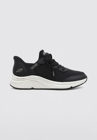 Schwarze Sport-Sneakers mit einem strukturierten Stoff-Obermaterial, Schnürdesign, weißer Zwischensohle und „Arch Comfort“-Details an der Seite.
