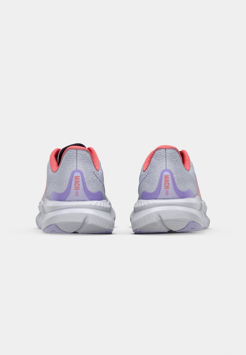 Zapatillas de running en gris con acentos en rosa. Parte superior de malla transpirable, suela blanca gruesa, detalles prominentes en púrpura y logotipo en el talón.