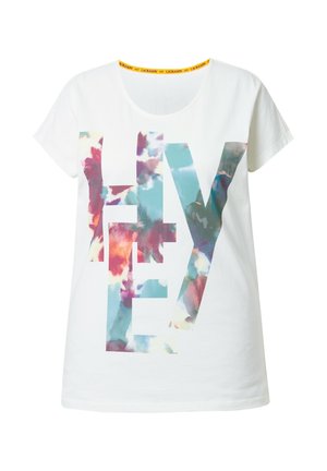 Camiseta de algodón blanca con un gran gráfico de "HEY" en tonos de acuarela coloridos. Mangas cortas y cuello redondo con un acento amarillo.