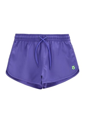 Fioletowe krótkie spodenki sportowe z elastycznym pasem i sznurkiem, małe zielone logo na lewym obszyciu, zaprojektowane do aktywnego noszenia.