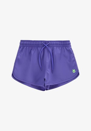 Fioletowe krótkie spodenki sportowe z elastycznym pasem i sznurkiem, małe zielone logo na lewym obszyciu, zaprojektowane do aktywnego noszenia.