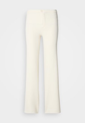 Krēmkrāsas izplešanās bikses, kas izgatavotas no mīksta auduma; iekļauj poga slēgšanu un gludu tekstūru; pielāgota jostas dizains.