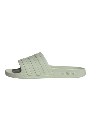 Sandalo slide Adidas verde chiaro con tre scanalature sulla fascia e suola strutturata, vista laterale con logo del marchio in rilievo.