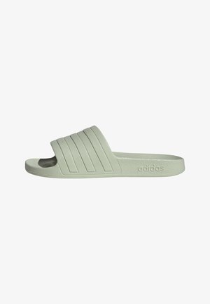 Lichtgroene Adidas slide-sandaal met drie riemribben en een gestructureerde zool, zijaanzicht met gegraveerd merklogo.