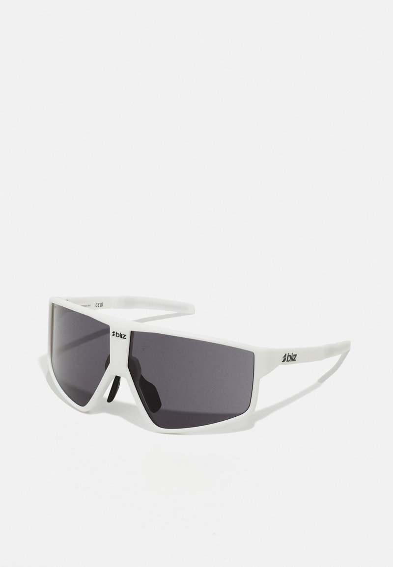 Weiße rechteckige Sonnenbrille mit dunklen Gläsern. Merkmal ist ein auffälliges Rahmendesign und dezente Markenkennzeichnung an der Seite. Matte Textur.