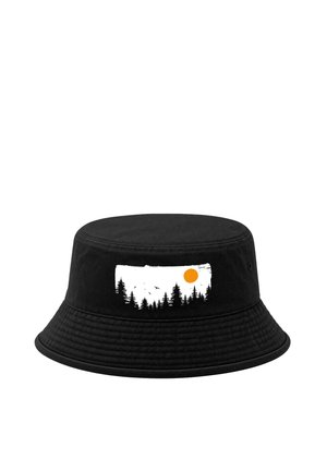 Schwarzer Bucket-Hut mit einem weißen rechteckigen Motiv mit Kiefern, Vögeln und einer orangefarbenen Sonne vorne.