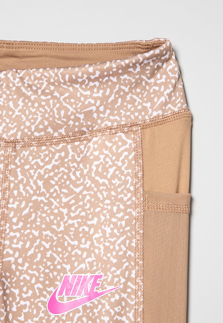 Nike Leggings mit einem beigen Grundton und einem weißen abstrakten Muster, elastischem Bund und einem rosa Logo vorne, dazu eine Seitentasche.