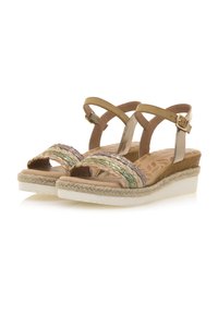 Sandalias planas de tiras en color marrón con una trenza de colores tejidos en la parte superior, detalles de yute al estilo espadrille en la suela y un tacón de cuña.