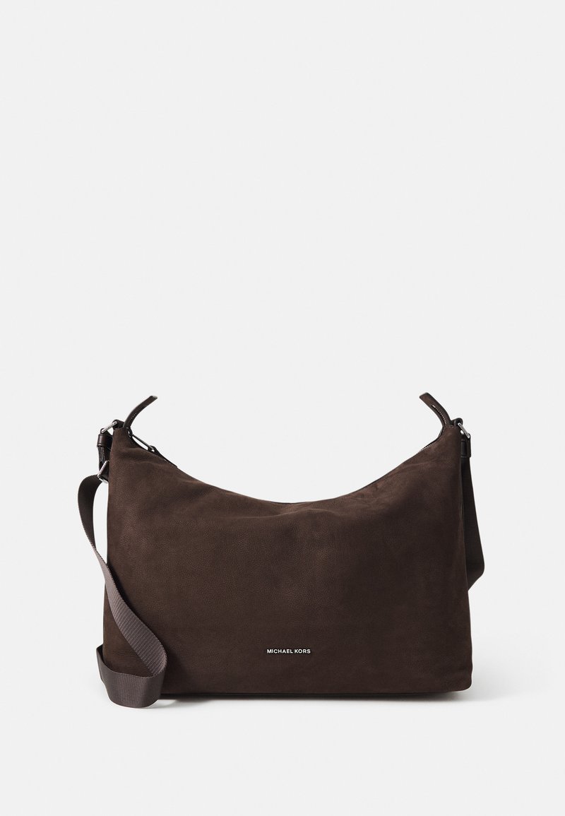 Borsa a spalla in suede marrone, dalla forma arrotondata, con tracolla regolabile e logo argento sul fronte. Texture liscia e design minimalista.