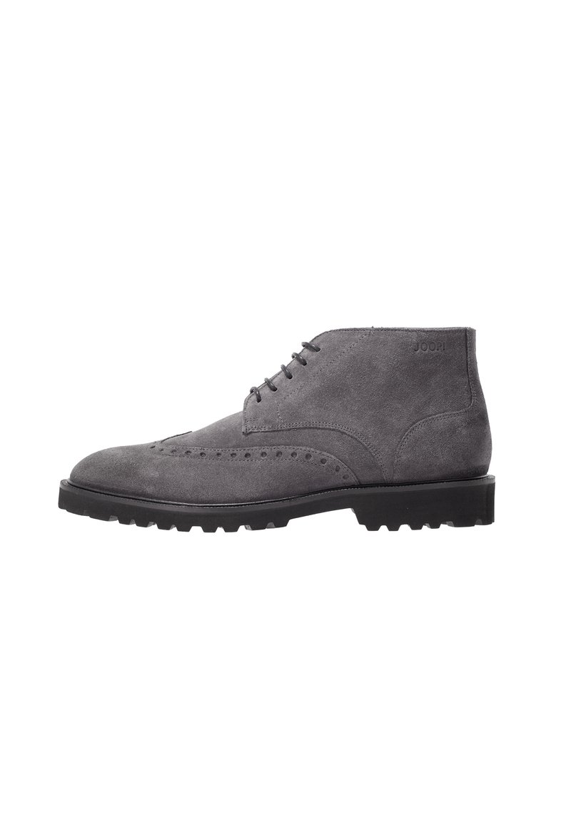 Botas de tobillo de ante gris con puntera redondeada y detalles de brogue. Suela de goma negra con tracción, presenta un diseño de cordones de cinco ojales.