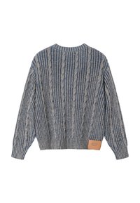 Pull gris et bleu en maille torsadée avec manches longues et bords côtelés, avec un petit patch en cuir marron près de la taille à l’arrière.