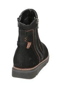 Schwarze Wildleder-Stiefelette mit seitlichen Reißverschlüssen, braunen Nähten und einer strukturierten Gummisohle. Die Rückseite hat eine Lasche für ein einfaches Anziehen.
