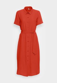 Abito rosso con bottoni frontali, maniche corte, cintura in vita e lunghezza fino al ginocchio. Realizzato in un tessuto leggero con una texture liscia.
