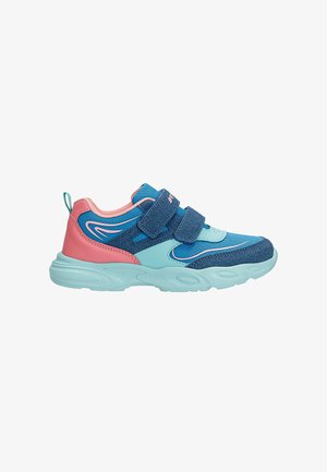 Blauwe en turquoise sneaker met roze accenten, voorzien van een textiel bovenwerk, twee klittenbandsluitingen en een gevoerde zool.