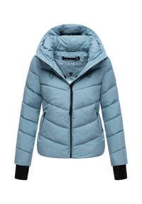 Lichtblauwe pufferjack met schuine quilt, ritssluiting aan de voorkant, hoge gewatteerde kraag, zwarte manchetten met duimgaten en ritszakken aan de zijkanten.