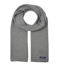 Bufanda de punto gris con forma rectangular, textura suave y una pequeña etiqueta de marca en un extremo. Apta para uso casual.