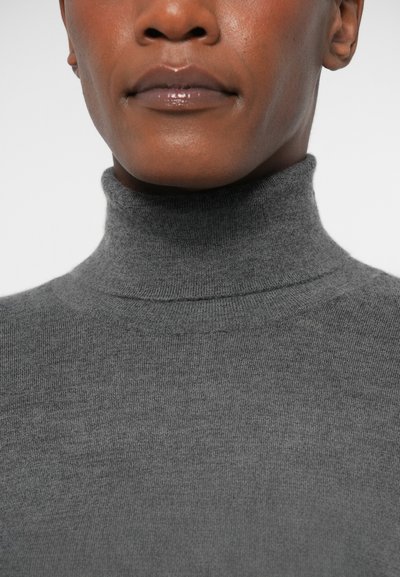 Szary sweter z golfem wykonany z delikatnej dzianiny, z dopasowanym kołnierzem i gładkim wyglądem oraz miękką teksturą.