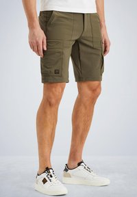 Shorts cargo olive avec plusieurs poches, design à l'avant plat et étiquette de marque tissée. Texture lisse et coupe à mi-genoux.