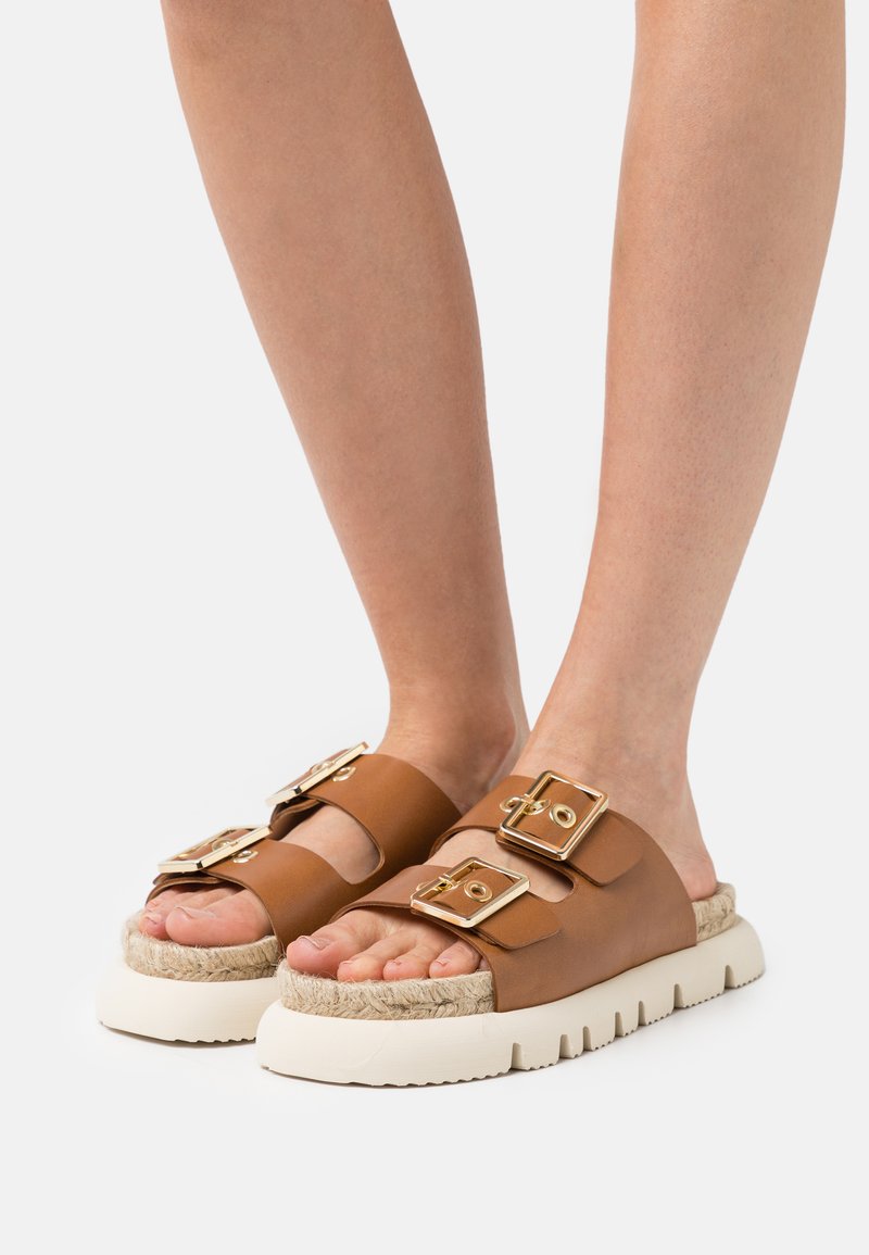 Damen Flache Pantoletten | Kanna DUSTIN Pantolette flach brown/braun - AZ84854 Damen Flache Pantoletten | Kanna DUSTIN Pantolette flach brown/braun - AZ84854