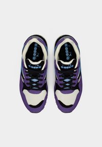 Μωβ και μαύρα αθλητικά παπούτσια με υλικά από δίχτυ και σουέντ, που διαθέτουν μπλε λεπτομέρειες, μαύρα κορδόνια και υφή στην εξωτερική σόλα.