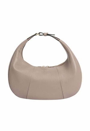 Handtasche aus hell taupefarbenem Leder in Halbmondform mit kurzem Riemen und kleiner Metallschließe.