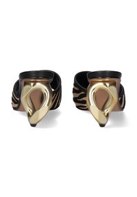 Tacones mule en negro y dorado con textura de rayas de cebra. Presentan un diseño de talón escultórico dorado único y un upper de cuero negro suave.