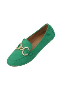 Mocasines de ante verde con un acento de hardware circular dorado. Presentan una punta afilada y un interior suave. Superficie exterior texturizada.