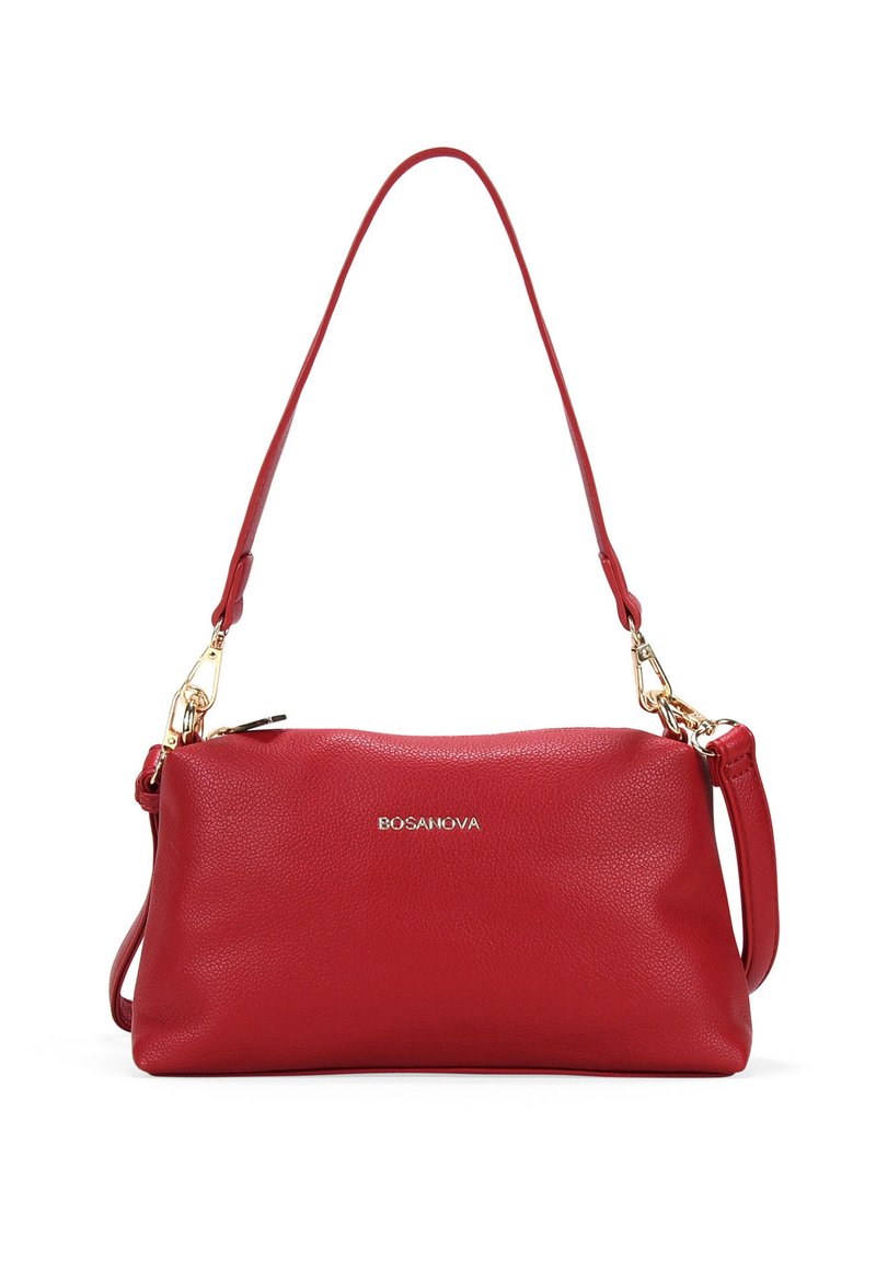 Borsa a mano in pelle rossa con una texture liscia, forma rettangolare, tracolla regolabile e accessori in oro. Presenta il logo sulla parte frontale.
